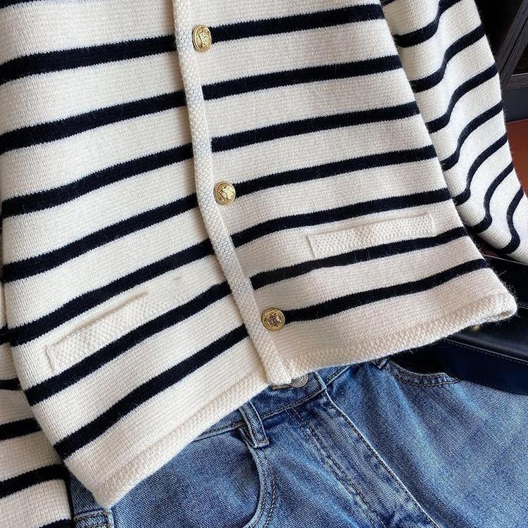 Susan – Kort Stickad Cardigan med Randigt Mönster