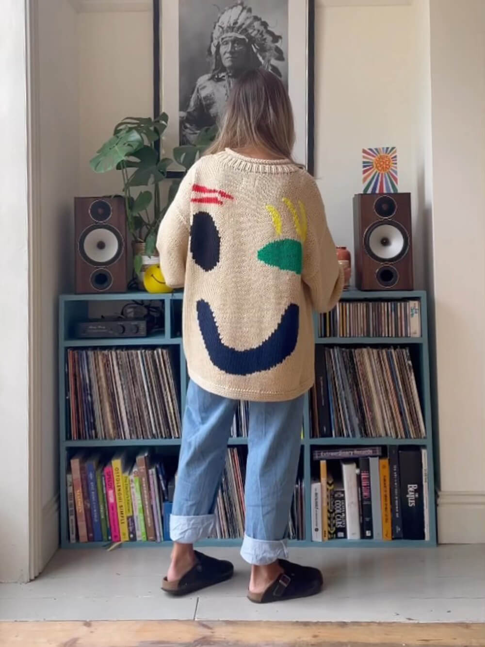 Unisex stickad tröja med konstnärligt smiley-motiv för avslappnad stil och vardagskomfort