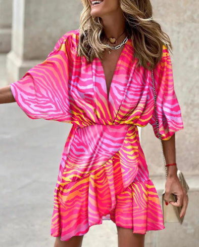 Emma – Klänning med ojämn fåll och V-hals