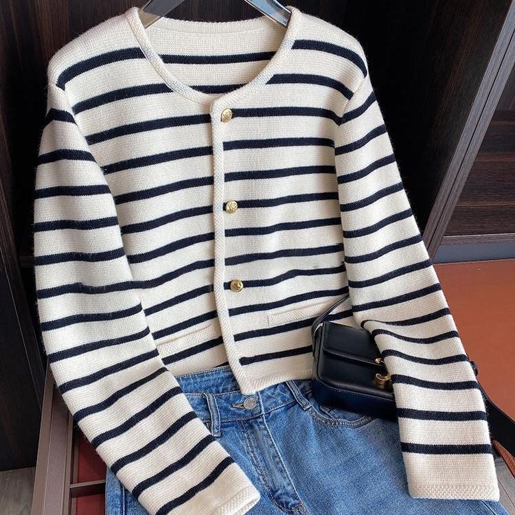 Susan – Kort Stickad Cardigan med Randigt Mönster