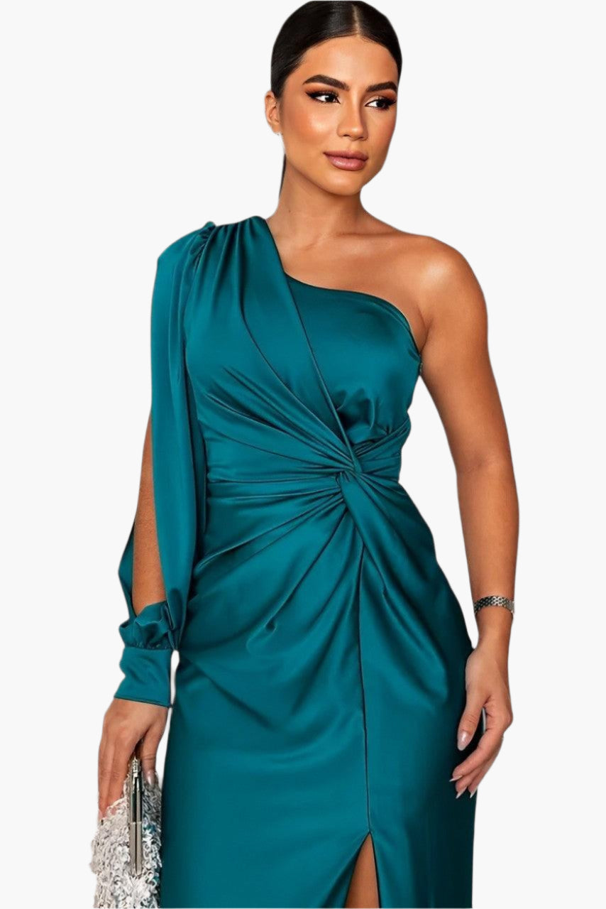 Dawn – Glamourös klänning med midjedetalj och one-shoulder-design