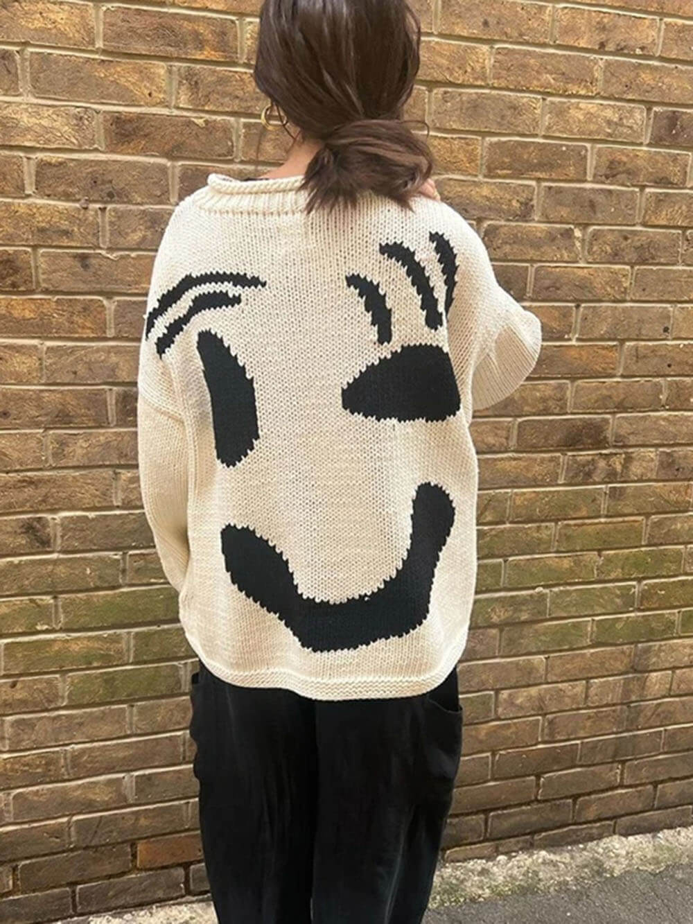 Unisex stickad tröja med konstnärligt smiley-motiv för avslappnad stil och vardagskomfort
