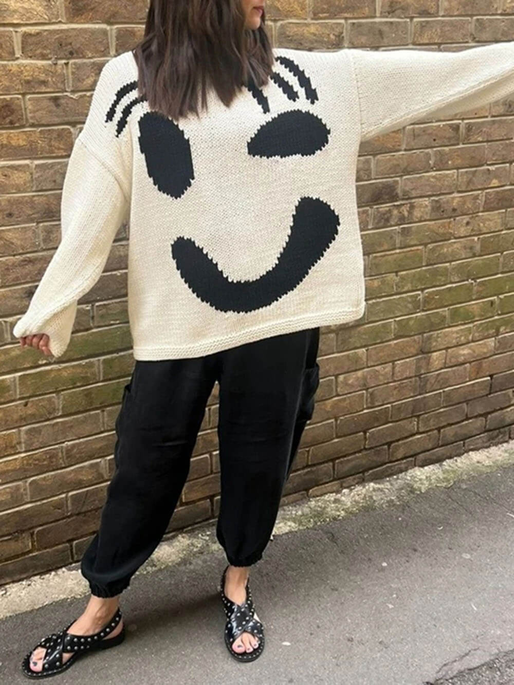Unisex stickad tröja med konstnärligt smiley-motiv för avslappnad stil och vardagskomfort