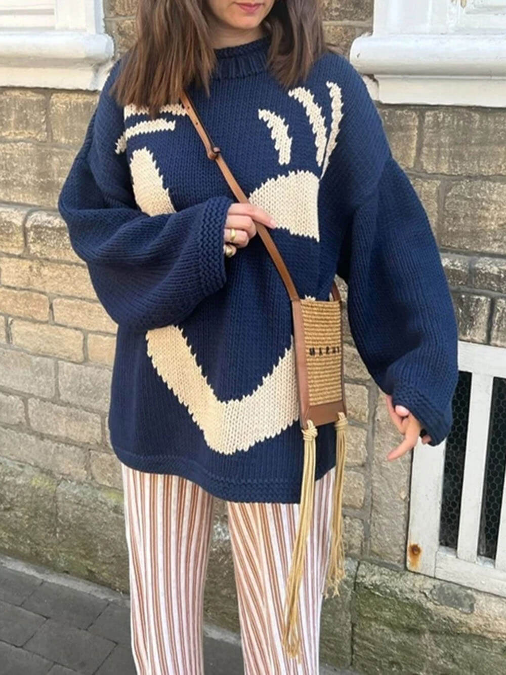 Unisex stickad tröja med konstnärligt smiley-motiv för avslappnad stil och vardagskomfort
