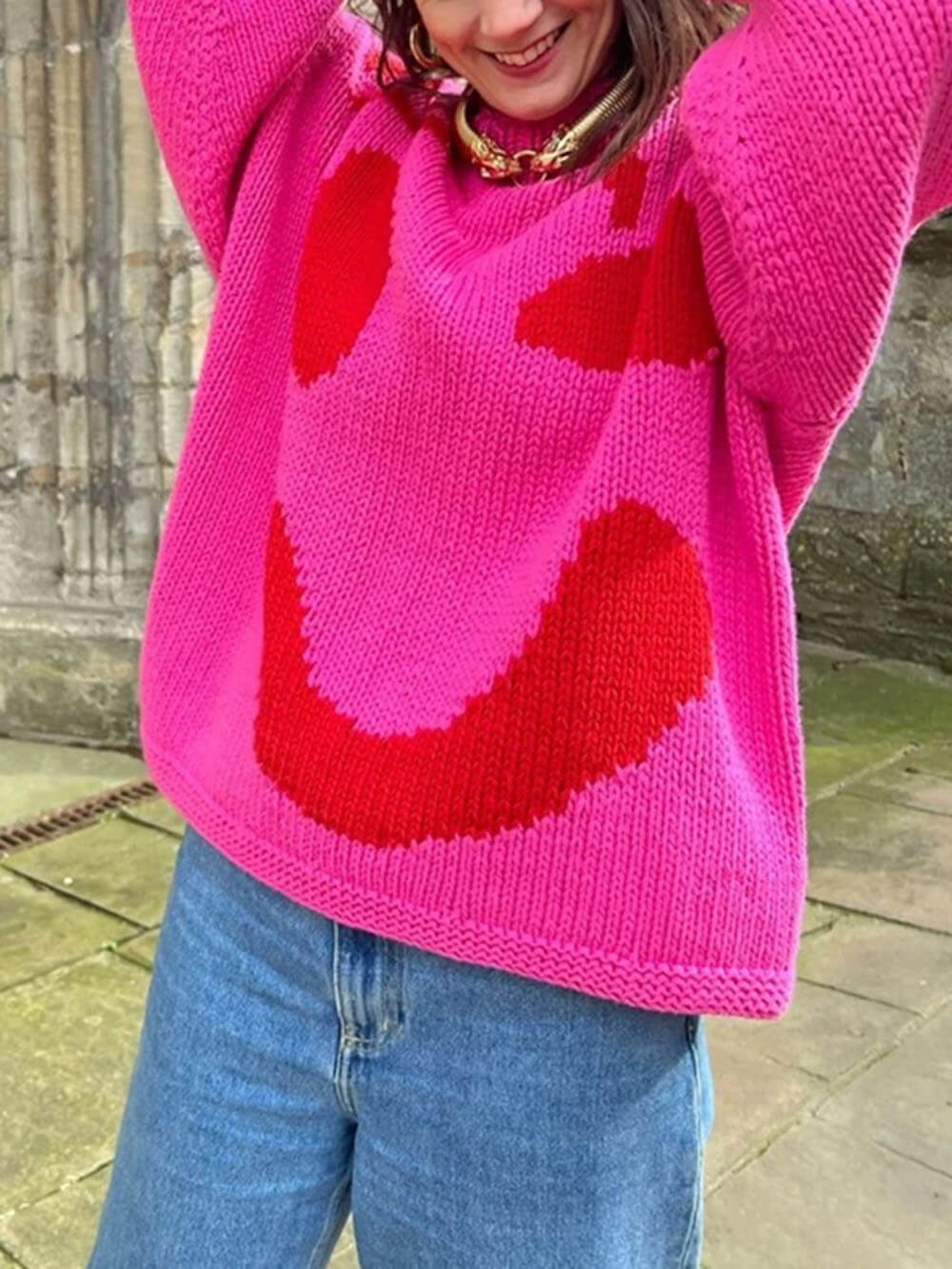 Unisex stickad tröja med konstnärligt smiley-motiv för avslappnad stil och vardagskomfort