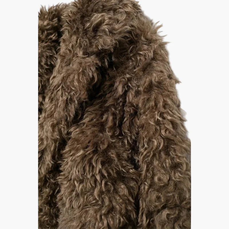 Damdunjacka i trendig oversized fuskpäls – Statement-plagg för höst och vinter