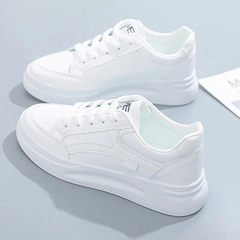 Somriga vita sneakers dam – Lätta platåsneakers för vardag och semester