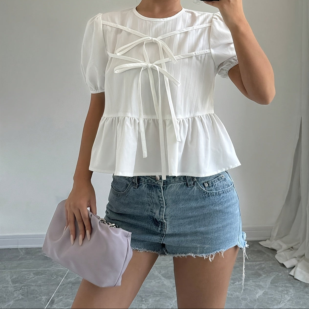 Dam Peplum Blus med Puffärmar och Rosett-detaljer – Romantisk och Modern Top för Vardag och Fritid