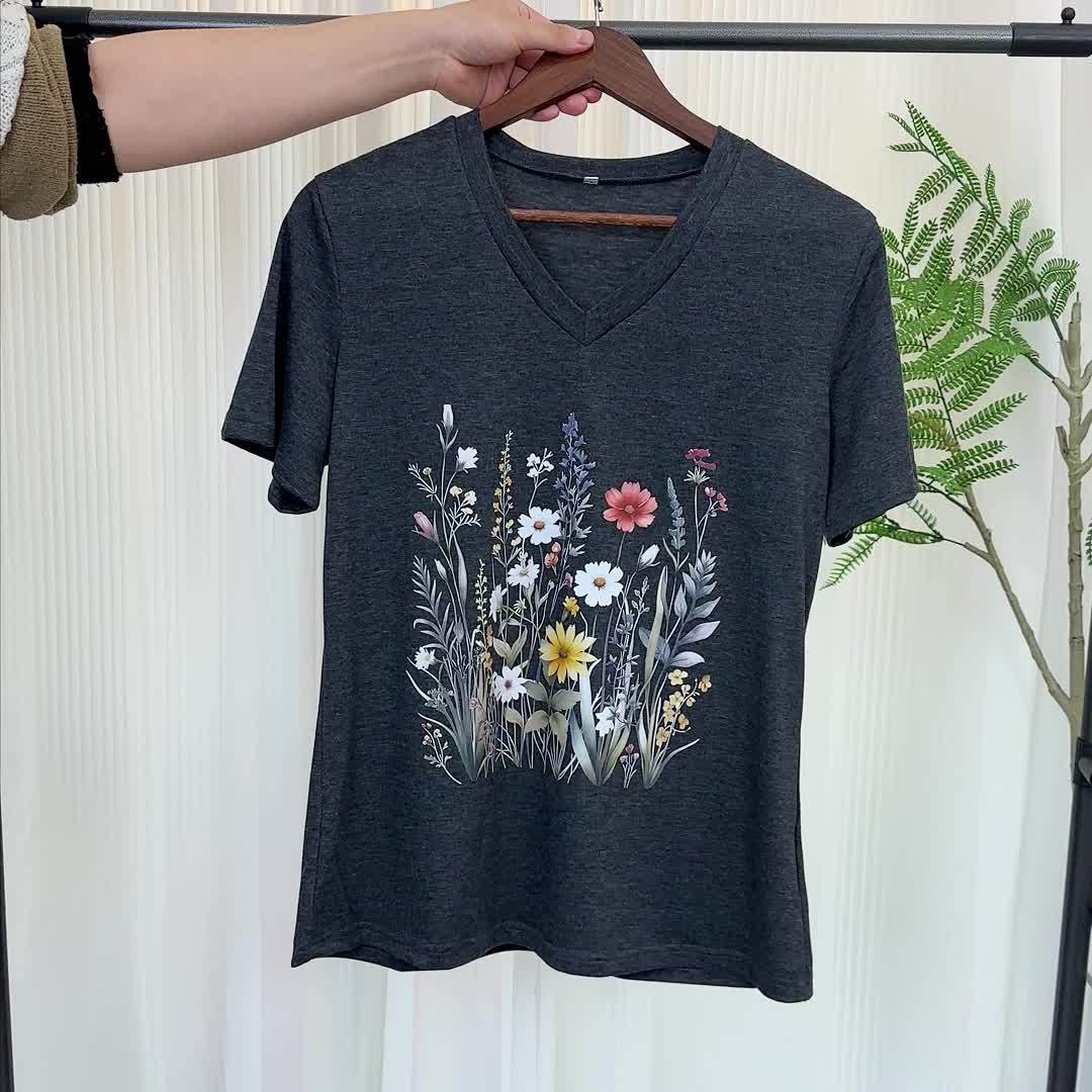 Dam T-shirt med v-ringning och blommönster – avslappnad sommarstil