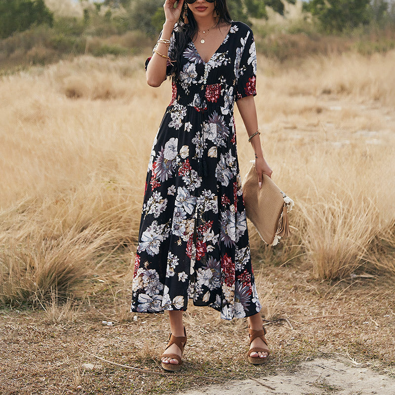 Leah – Blommig Sommardress med V-ringning och Elastisk Midja