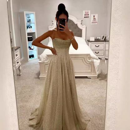 Megan – Klänning med sling och sväng i guld