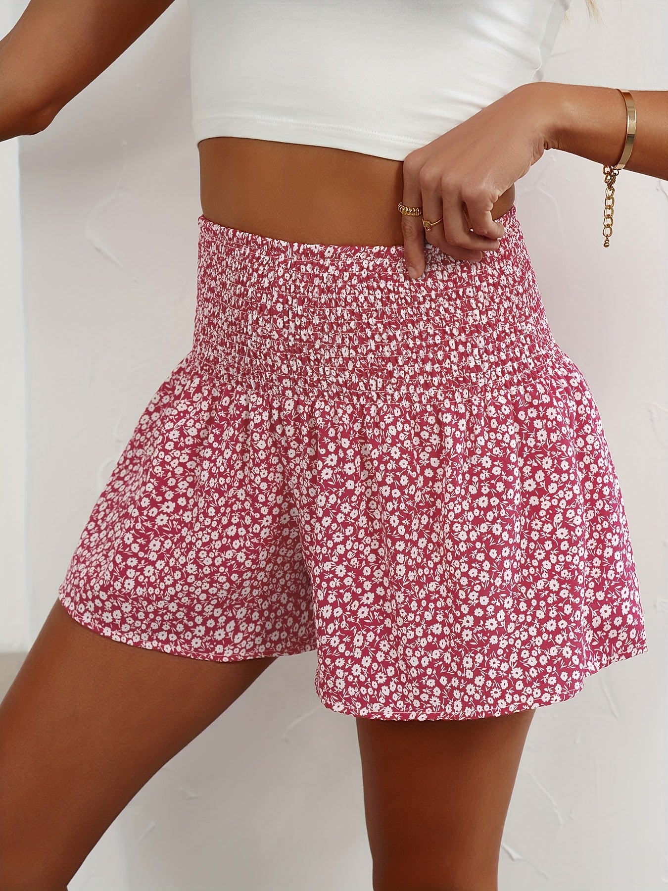 Damshorts med Blommigt Mönster och Smockad Midja – Trendiga Sommarshorts för Fritid och Semester