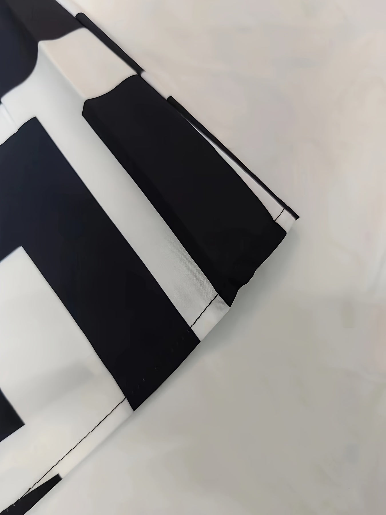 Damblus med grafiskt mönster och avslappnad passform – elegant för kontor och fest