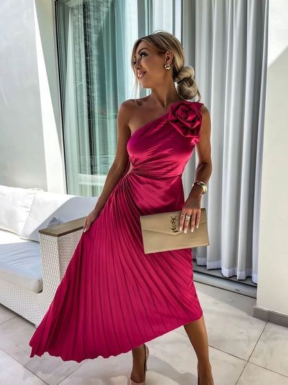 Dam Elegant Asymmetrisk Plisserad Cocktailklänning med Enaxlad Blomdetalj – Fest & Bröllop