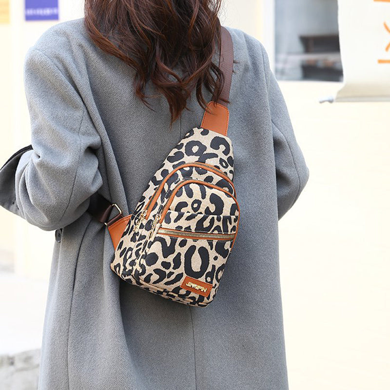 Patricia – Leopardmönstrad Sling Chest Bag med hörlursjacka
