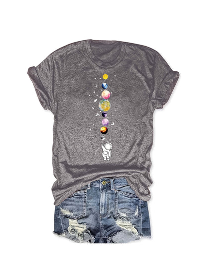 Dam T-shirt med Astronaut och Planeter – Trendig och Kreativ Design, Casual Stil