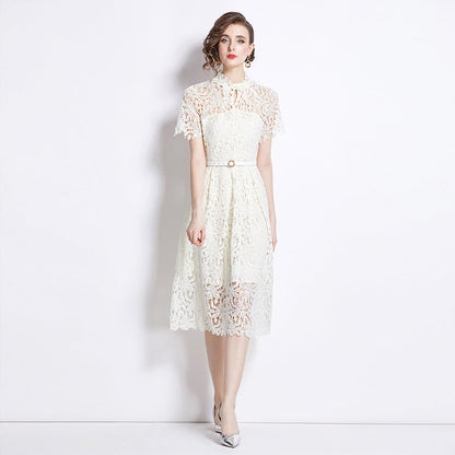 Damklänning i elegant spets, midjemodell, perfekt för fest och bröllop