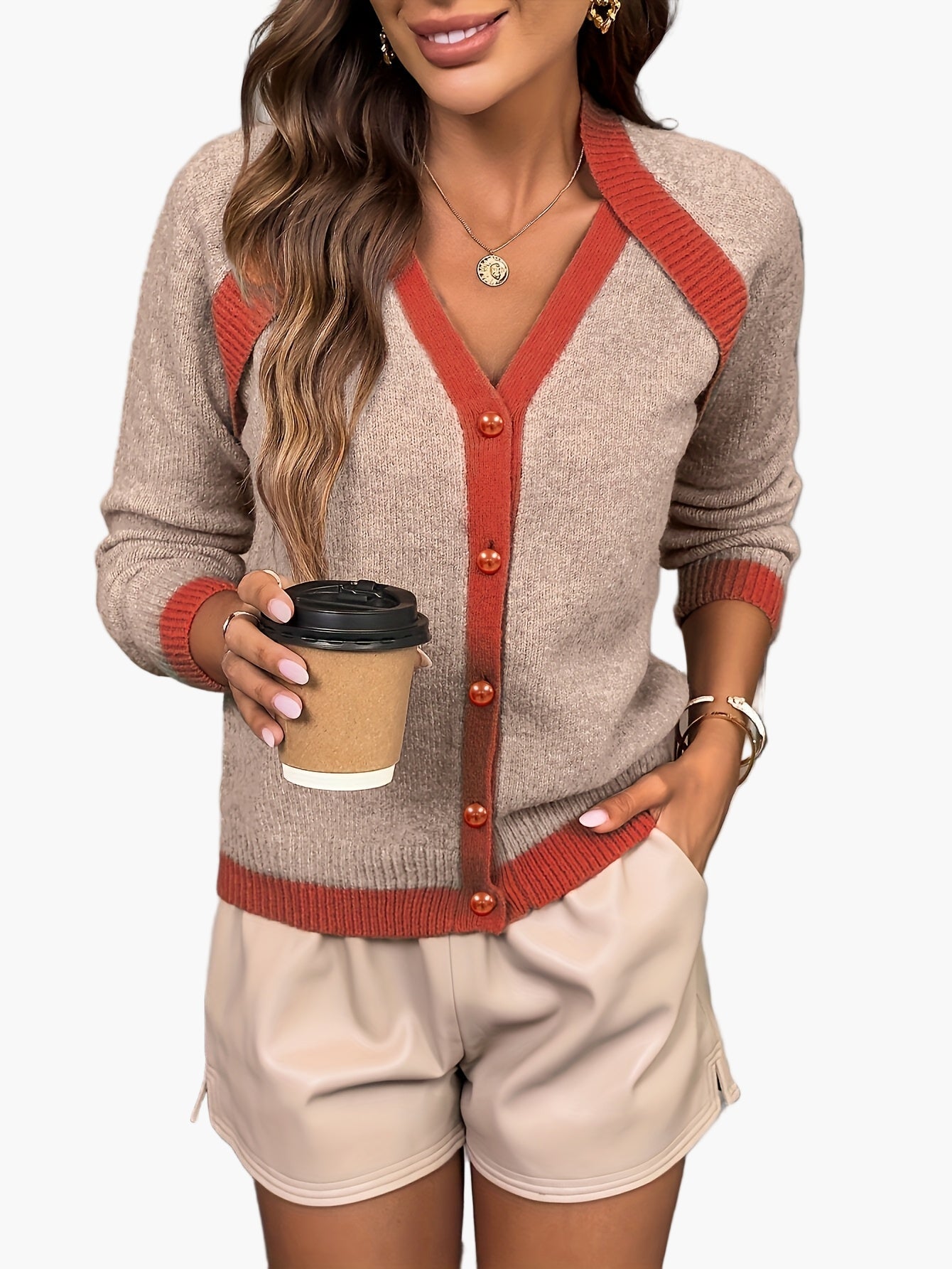 Damkofta med knappdetaljer och elegant design – Perfekt för vardag och arbete