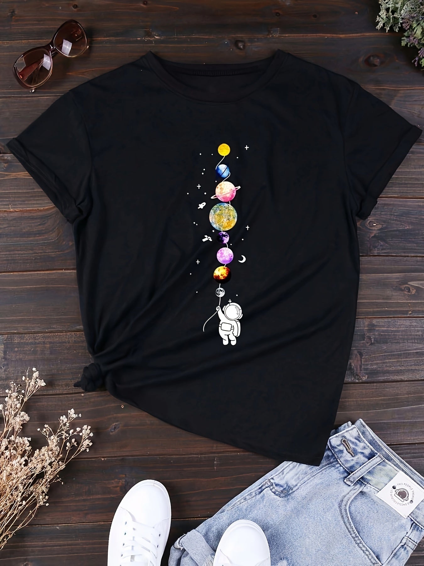 Dam T-shirt med Astronaut och Planeter – Trendig och Kreativ Design, Casual Stil