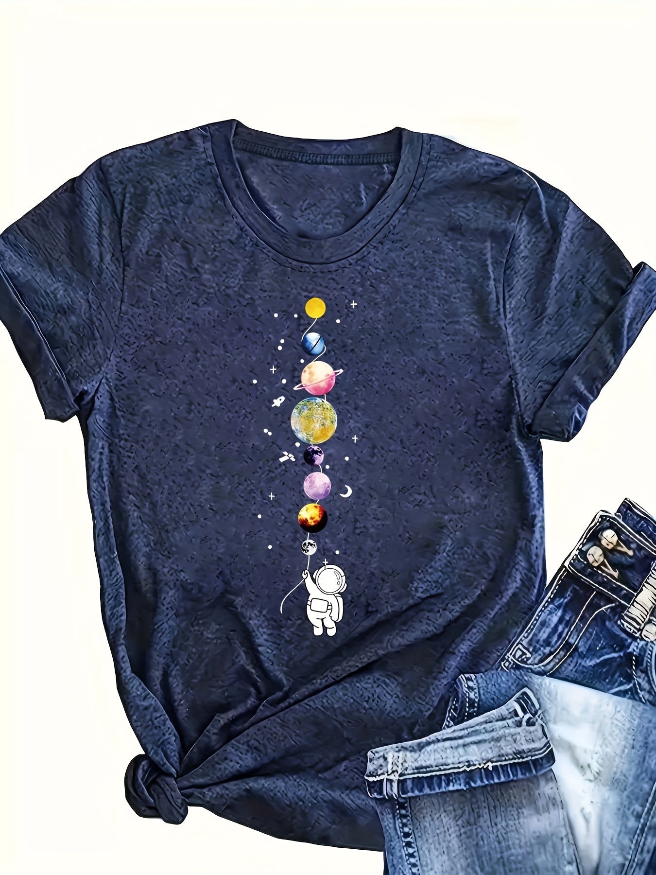 Dam T-shirt med Astronaut och Planeter – Trendig och Kreativ Design, Casual Stil