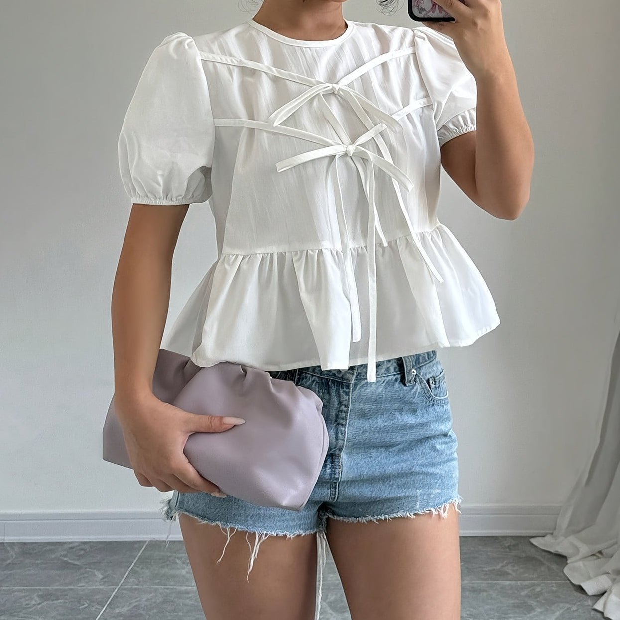 Dam Peplum Blus med Puffärmar och Rosett-detaljer – Romantisk och Modern Top för Vardag och Fritid
