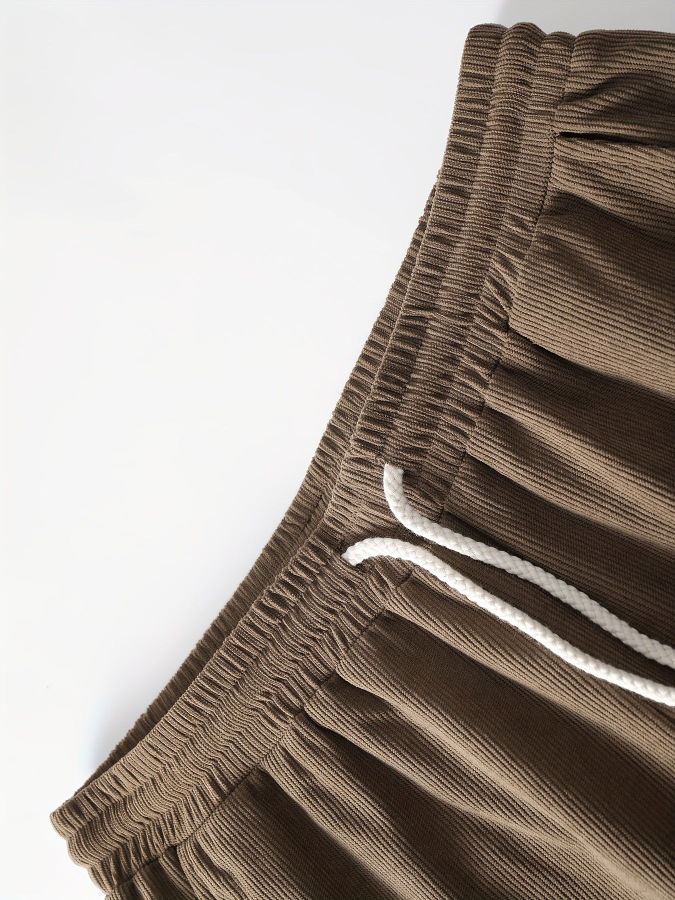 Herrarnas avslappnade set med cargobyxor och skjorta – modern streetwear för vardag och fritid