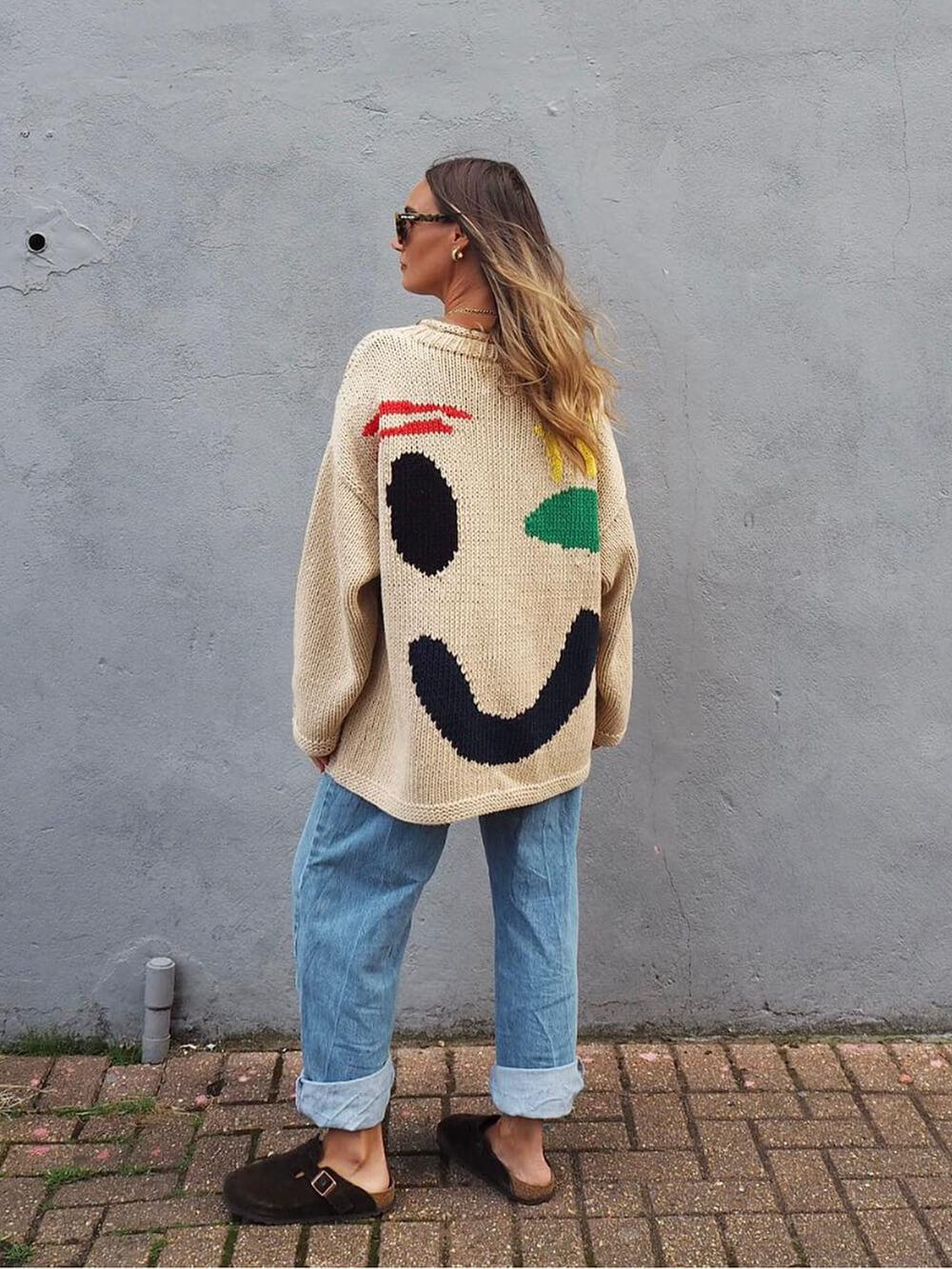 Unisex stickad tröja med konstnärligt smiley-motiv för avslappnad stil och vardagskomfort