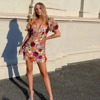 Emma – Elegant V-ringad klänning med tredimensionell blommig lanternärm