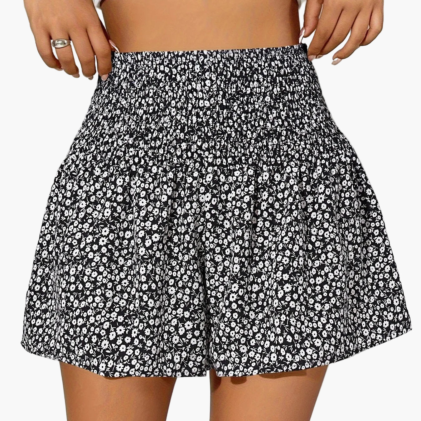 Damshorts med Blommigt Mönster och Smockad Midja – Trendiga Sommarshorts för Fritid och Semester