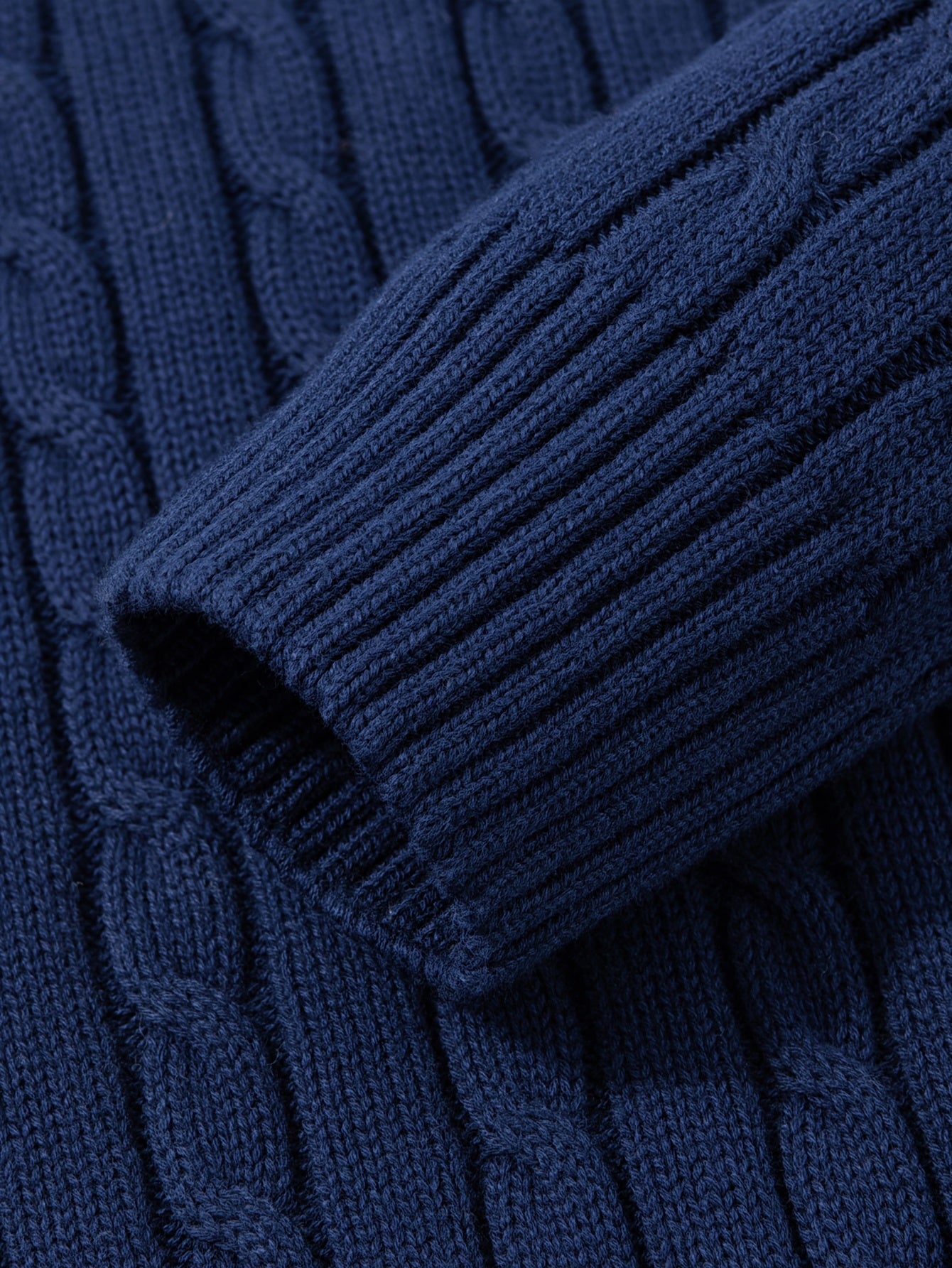 Herrarnas stickade polotröja med kabelmönster – elegant vardagsstil