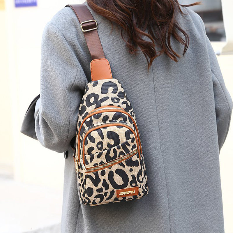 Patricia – Leopardmönstrad Sling Chest Bag med hörlursjacka