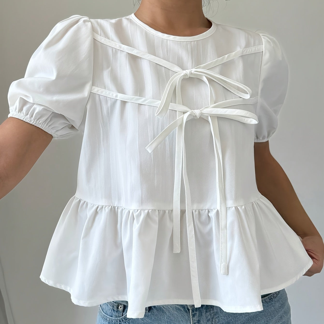 Dam Peplum Blus med Puffärmar och Rosett-detaljer – Romantisk och Modern Top för Vardag och Fritid