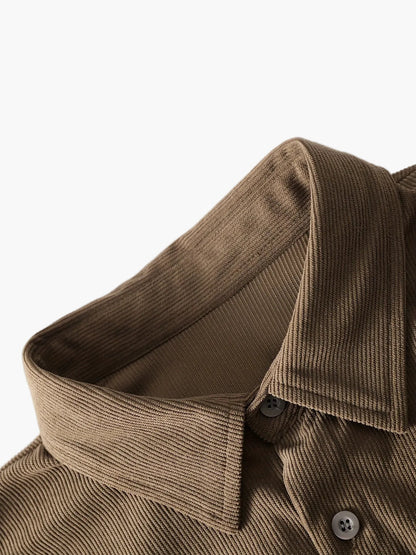 Herrarnas avslappnade set med cargobyxor och skjorta – modern streetwear för vardag och fritid