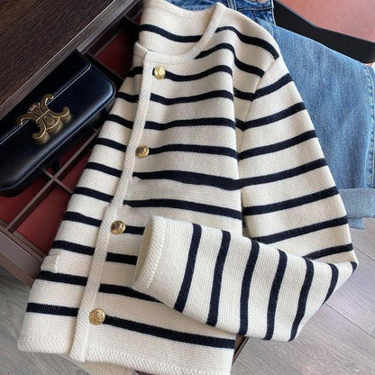 Susan – Kort Stickad Cardigan med Randigt Mönster