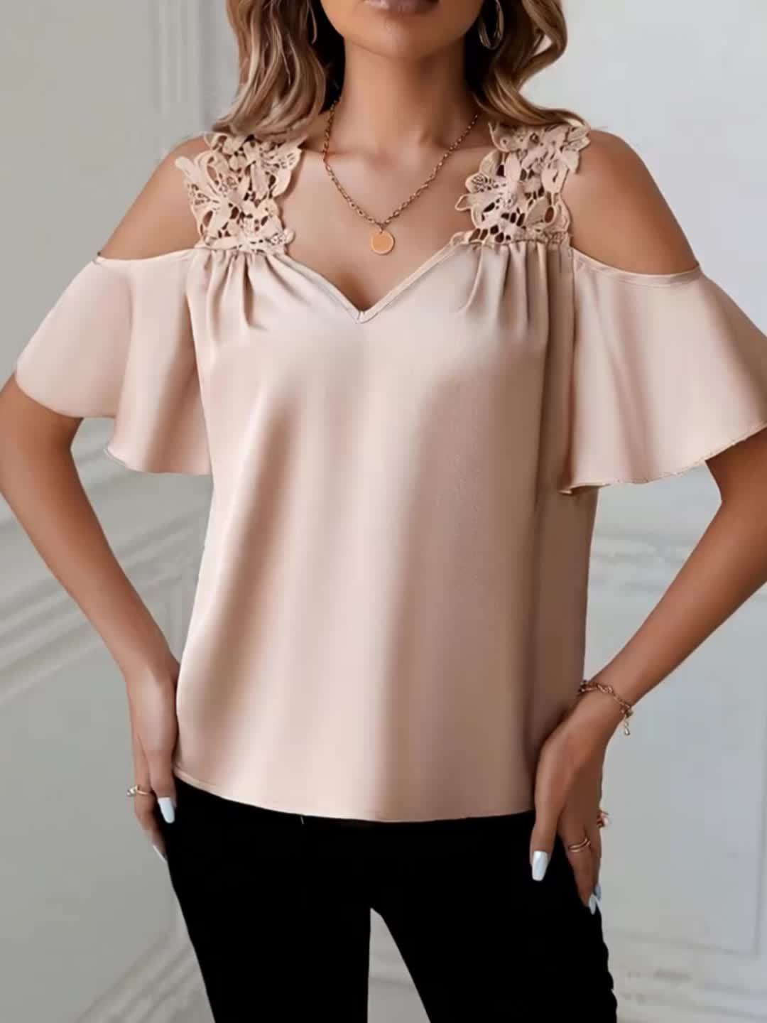 Dam Blus med Kall Axel och Blommig Spetsdetalj – Elegant Topp för Fest och Vardag