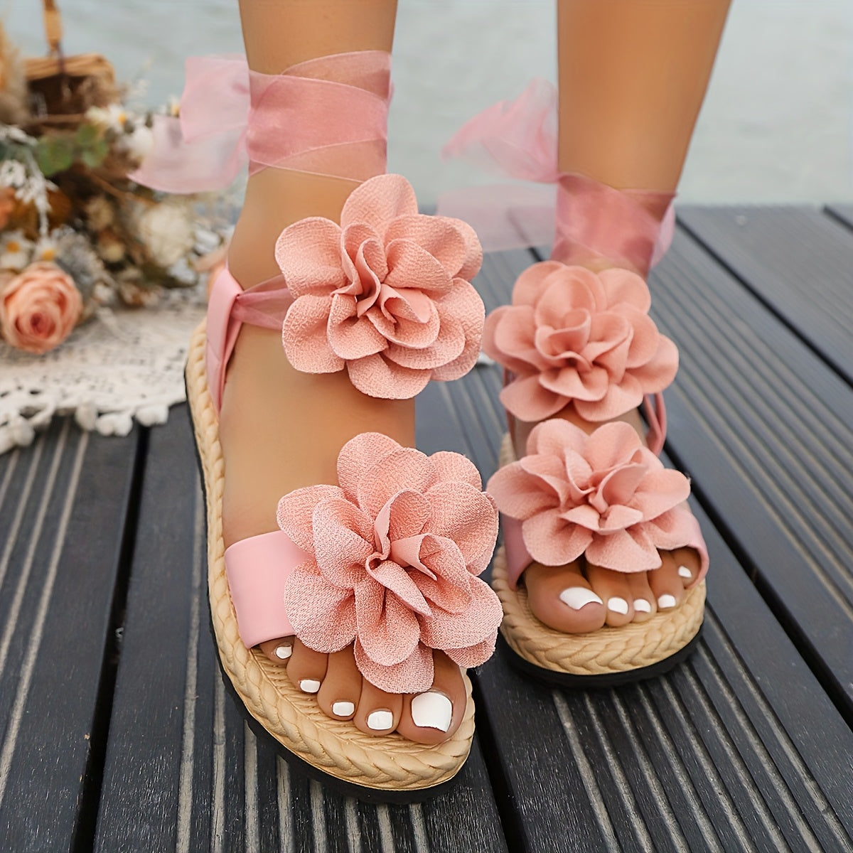 Dam Sandaler med Blommor och Elegant Snörning – Romantisk Sommarstil för Fest och Semester