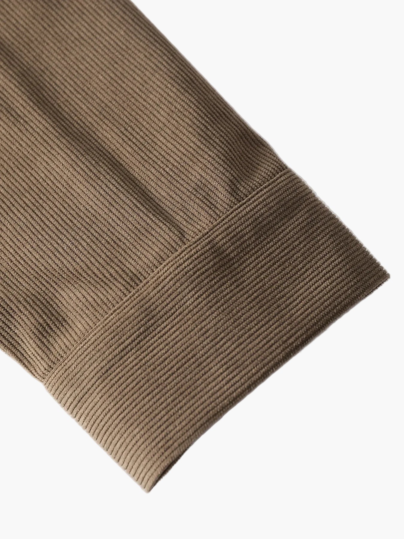 Herrarnas avslappnade set med cargobyxor och skjorta – modern streetwear för vardag och fritid