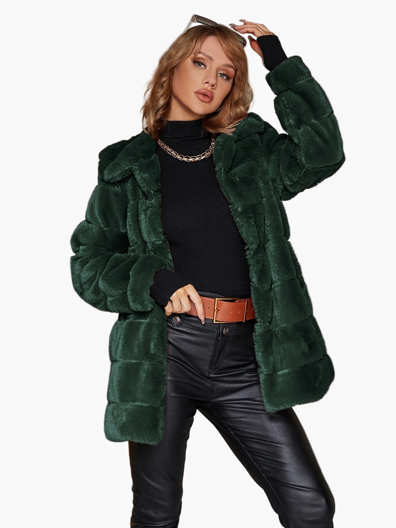 Damjacka i modern pälskänsla – trendig höst- och vinterkappa för urbana looks