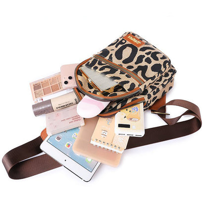Patricia – Leopardmönstrad Sling Chest Bag med hörlursjacka