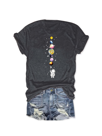 Dam T-shirt med Astronaut och Planeter – Trendig och Kreativ Design, Casual Stil