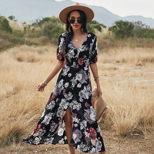 Leah – Blommig Sommardress med V-ringning och Elastisk Midja