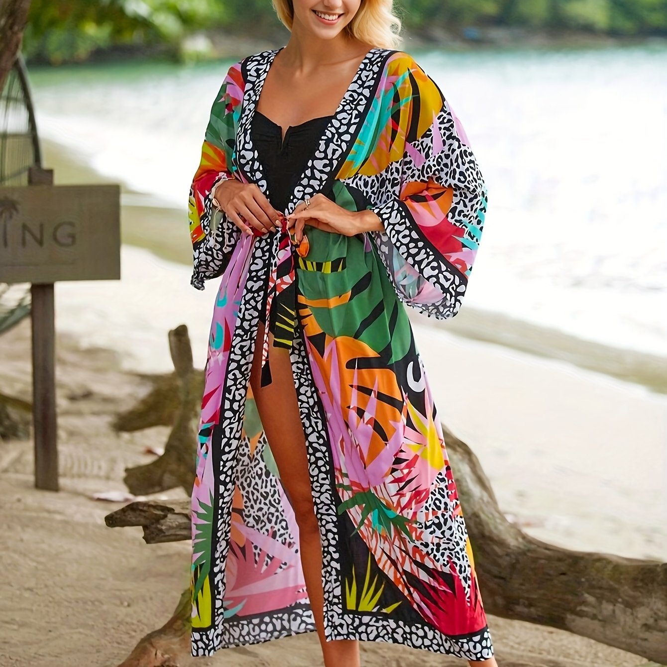 Damernas lång kimono med tropiskt mönster – strandplagg för semester och resort