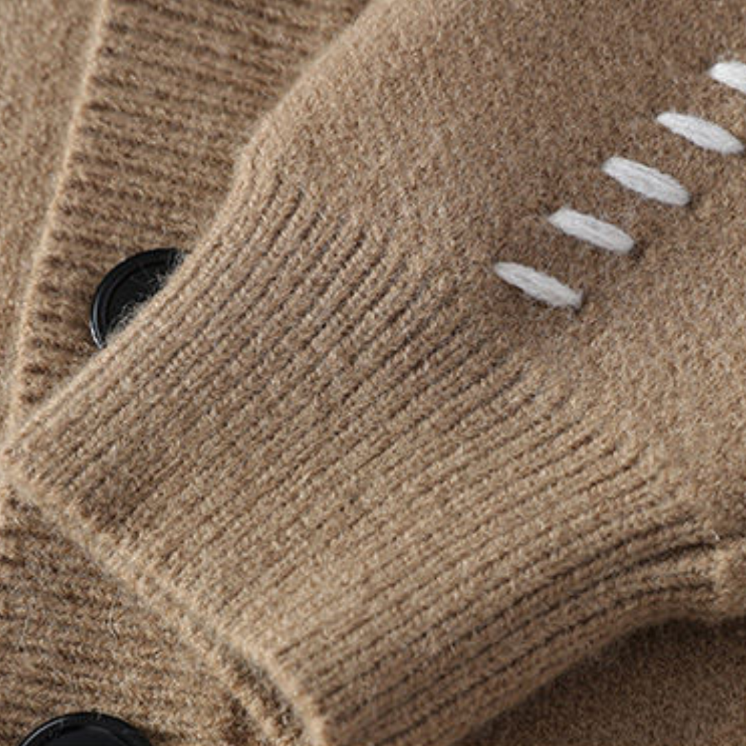 Herrstickad kofta i avslappnad stil för vardag och kontor