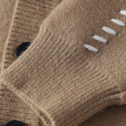 Herrstickad kofta i avslappnad stil för vardag och kontor