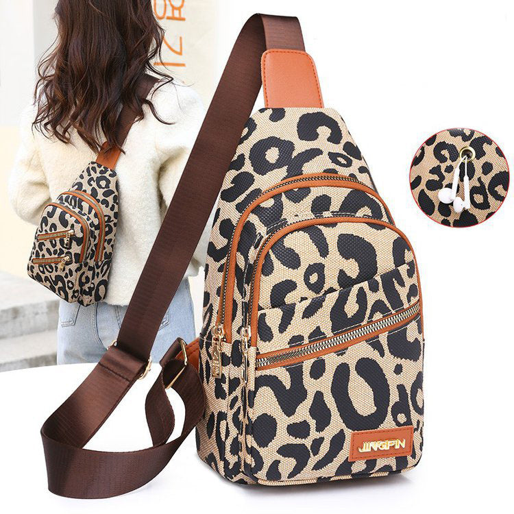 Patricia – Leopardmönstrad Sling Chest Bag med hörlursjacka