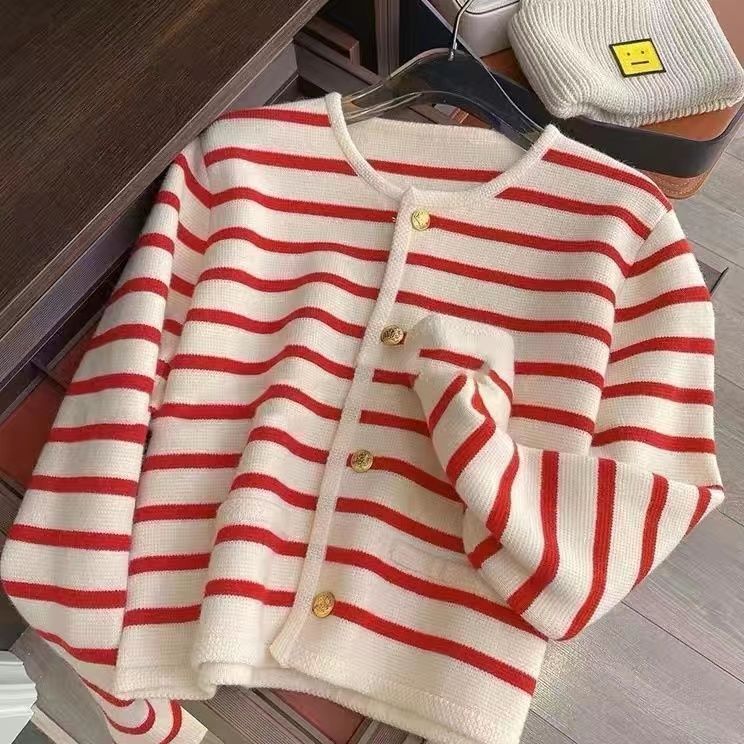Susan – Kort Stickad Cardigan med Randigt Mönster
