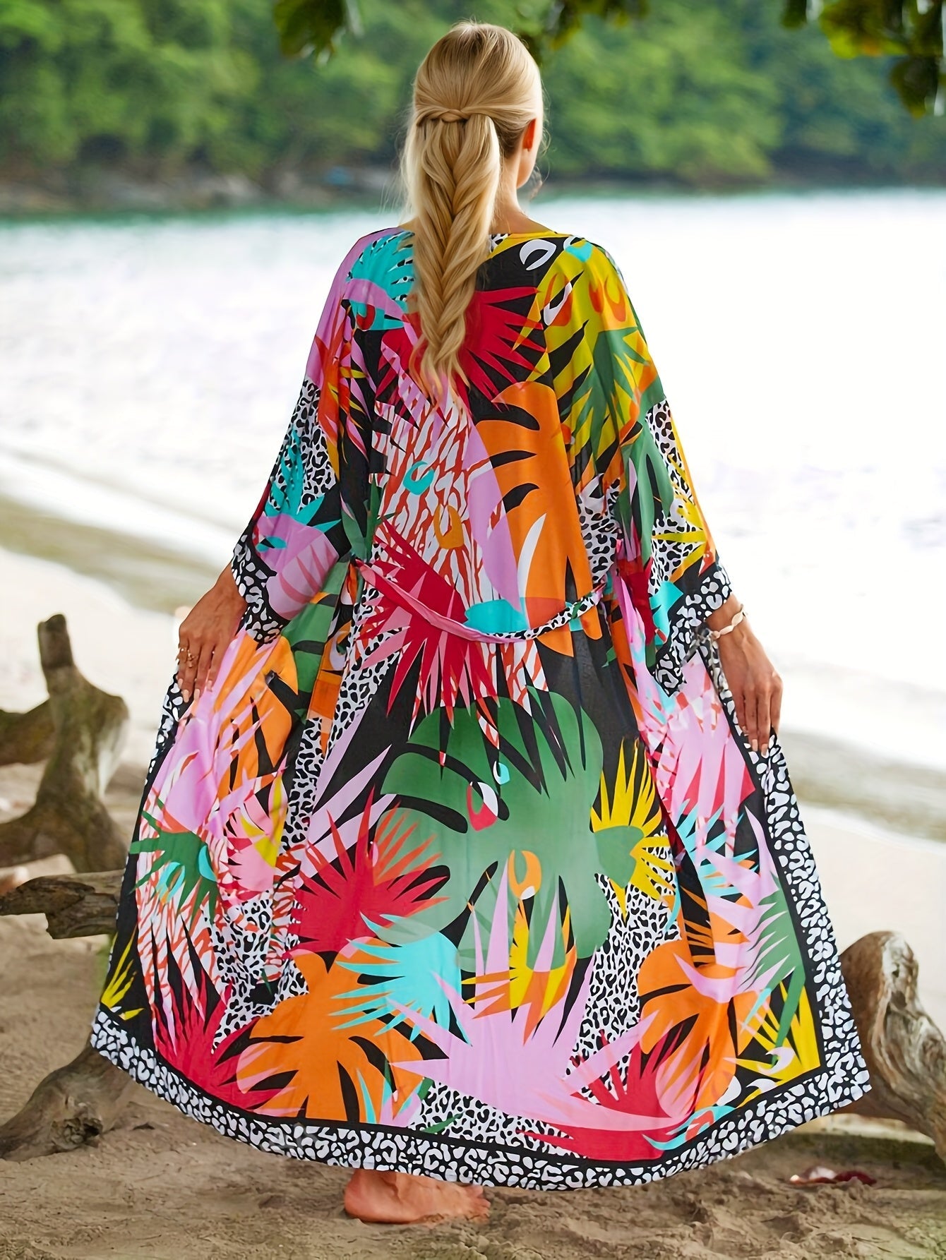 Damernas lång kimono med tropiskt mönster – strandplagg för semester och resort