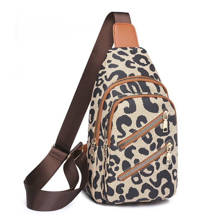 Patricia – Leopardmönstrad Sling Chest Bag med hörlursjacka