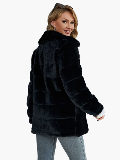 Damjacka i modern pälskänsla – trendig höst- och vinterkappa för urbana looks