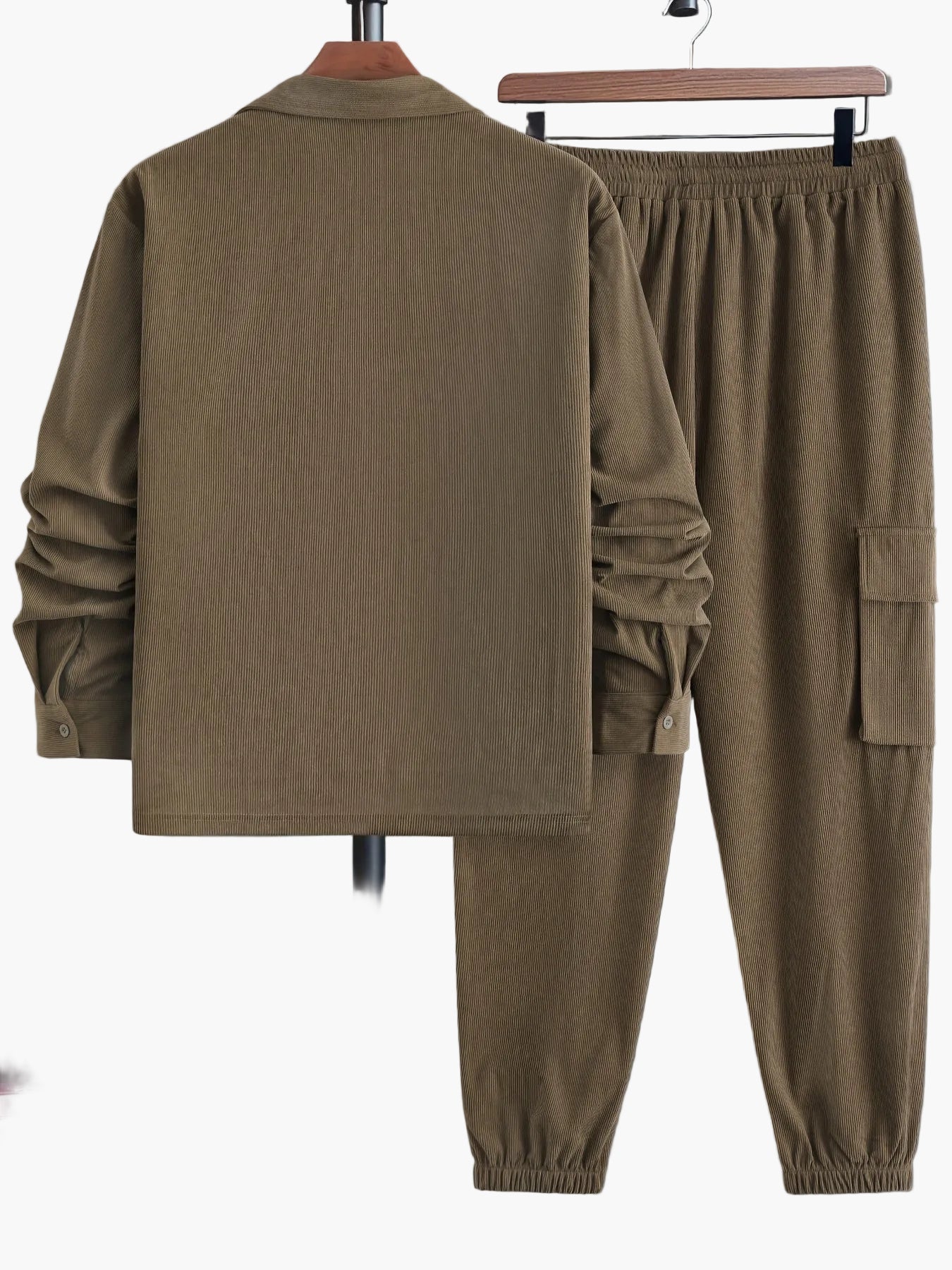 Herrarnas avslappnade set med cargobyxor och skjorta – modern streetwear för vardag och fritid